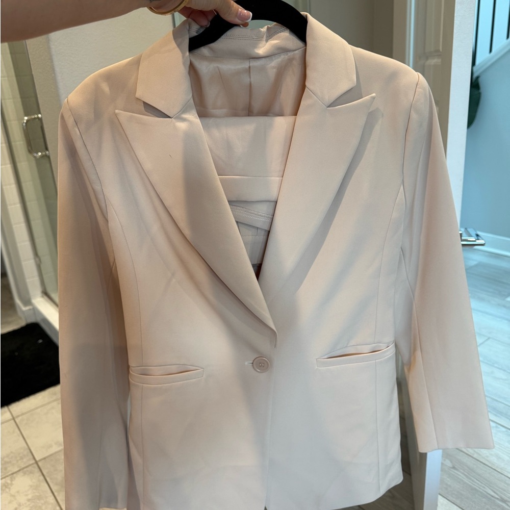 Beige Blazer and Shorts Set - Picture 5 of 5